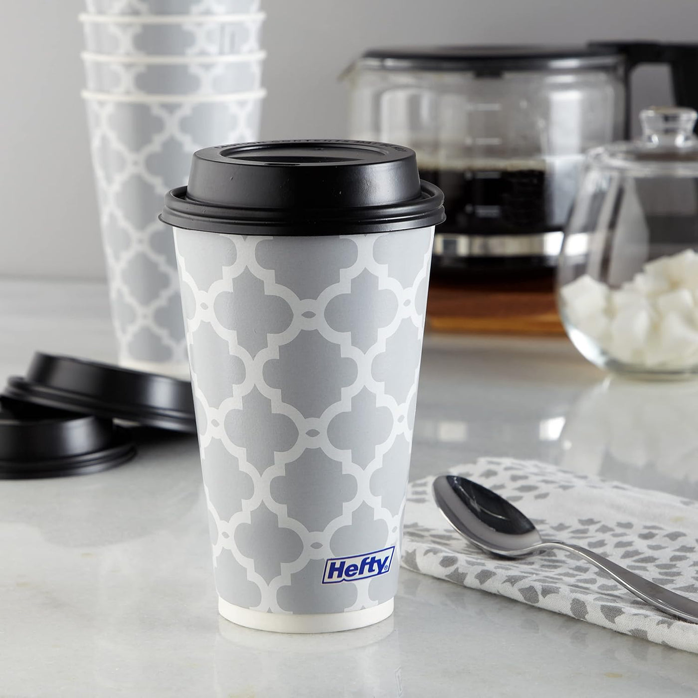 Hefty Disposable Hot Cups with Lids, Insulated Paper Coffee Cups for Tea, Cocoa and Hot Beverages, Leak Resistant Single Use Drink Cups, 16 Ounce, 20 Count